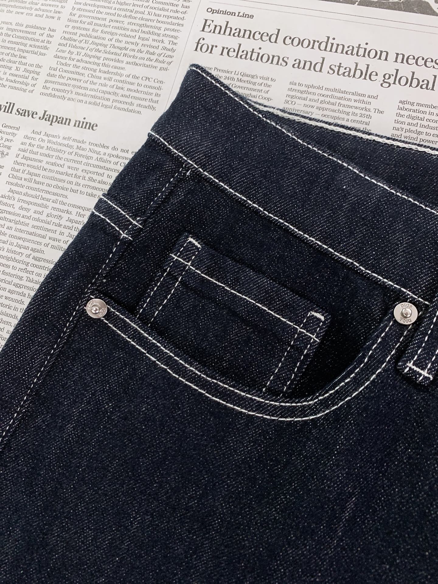 Dior Homme 迪奥·桀傲 2026FW早秋新品 原色直筒牛仔裤👖 重磅原厂丹宁原色面料,深邃藏青原牛色调,棉质面 Dior Homme 迪奥·桀傲 2026FW早秋新品 原色直筒牛仔裤👖 重磅原厂丹宁原色面料,深邃藏青原牛色调,棉质面