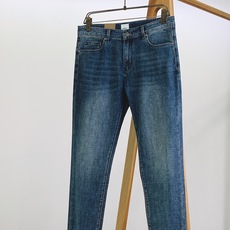 Burberry 巴宝莉 2026FW早秋新品 战马印花牛仔裤👖 复古水洗蓝调牛仔,石洗做旧带出自然落色效果,质感直接拉 Burberry 巴宝莉 2026FW早秋新品 战马印花牛仔裤👖 复古水洗蓝调牛仔,石洗做旧带出自然落色效果,质感直接拉