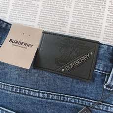 Burberry 巴宝莉 2026FW早秋新品 战马印花牛仔裤👖 复古水洗蓝调牛仔,石洗做旧带出自然落色效果,质感直接拉 Burberry 巴宝莉 2026FW早秋新品 战马印花牛仔裤👖 复古水洗蓝调牛仔,石洗做旧带出自然落色效果,质感直接拉