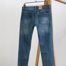 Burberry 巴宝莉 2026FW早秋新品 战马印花牛仔裤👖 复古水洗蓝调牛仔,石洗做旧带出自然落色效果,质感直接拉 Burberry 巴宝莉 2026FW早秋新品 战马印花牛仔裤👖 复古水洗蓝调牛仔,石洗做旧带出自然落色效果,质感直接拉