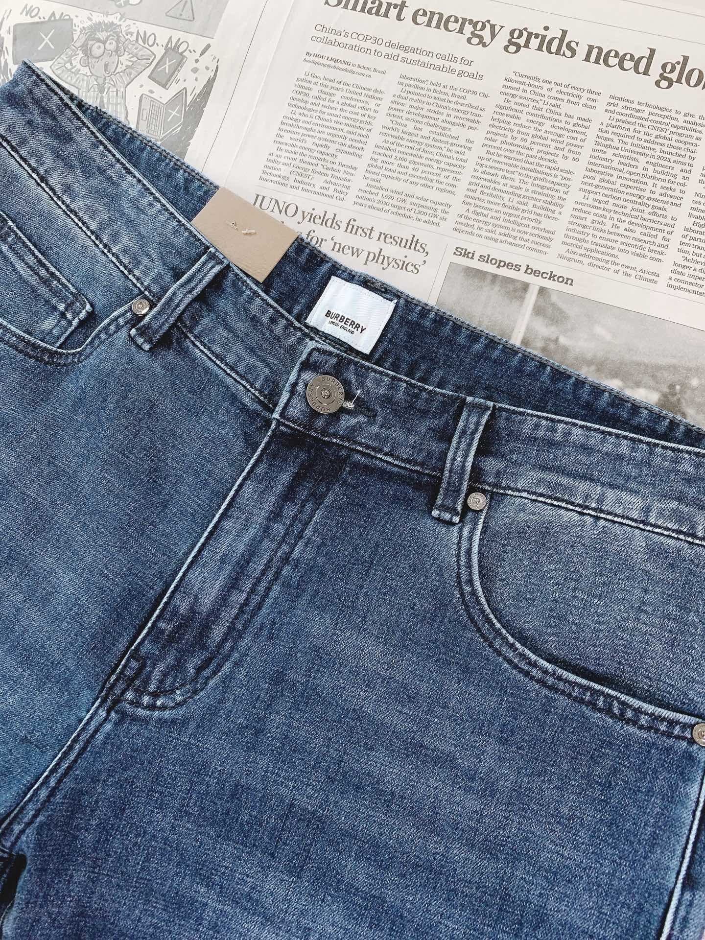 Burberry 巴宝莉 2026FW早秋新品 战马印花牛仔裤👖 复古水洗蓝调牛仔,石洗做旧带出自然落色效果,质感直接拉 Burberry 巴宝莉 2026FW早秋新品 战马印花牛仔裤👖 复古水洗蓝调牛仔,石洗做旧带出自然落色效果,质感直接拉