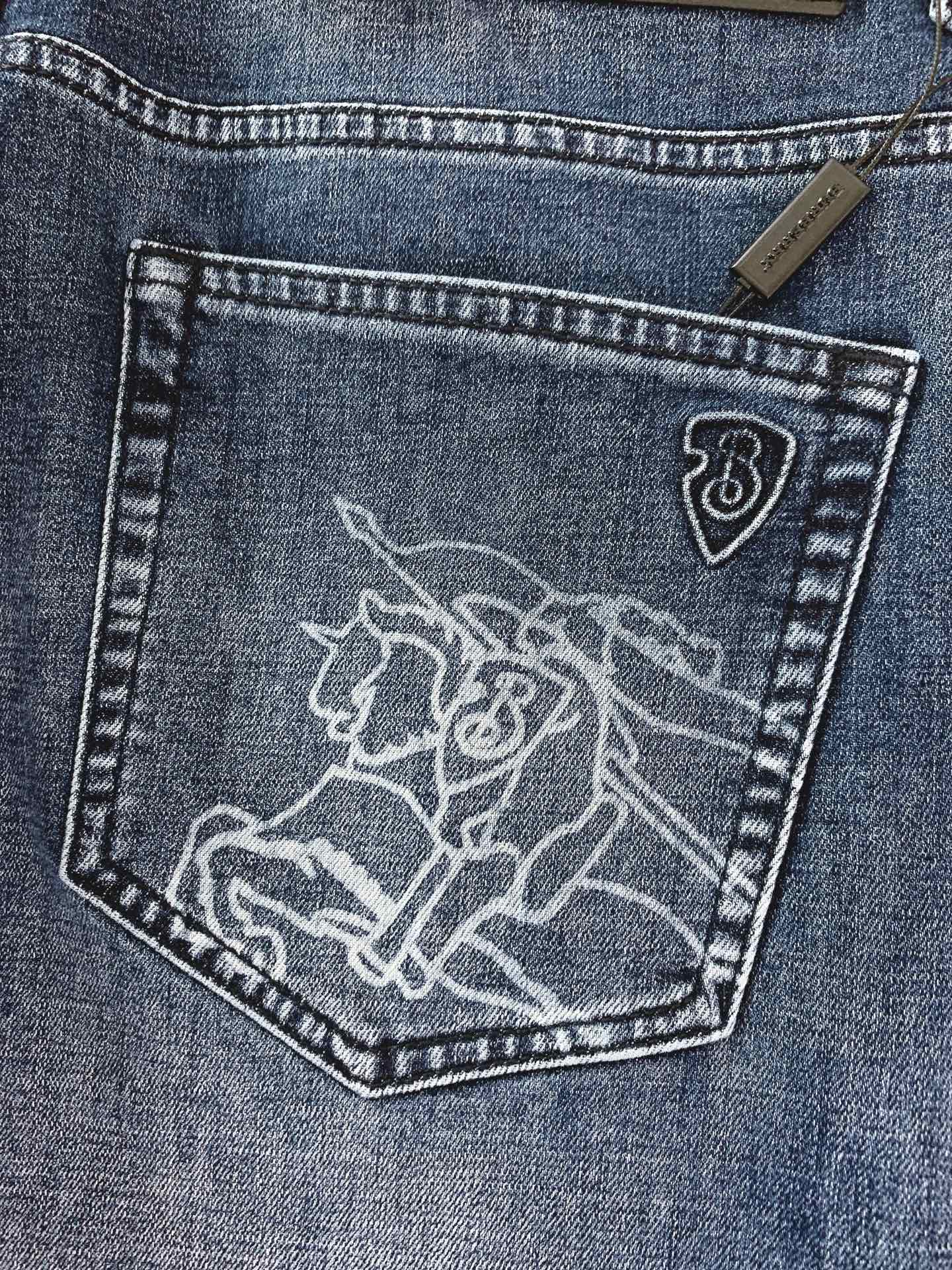 Burberry 巴宝莉 2026FW早秋新品 战马印花牛仔裤👖 复古水洗蓝调牛仔,石洗做旧带出自然落色效果,质感直接拉 Burberry 巴宝莉 2026FW早秋新品 战马印花牛仔裤👖 复古水洗蓝调牛仔,石洗做旧带出自然落色效果,质感直接拉