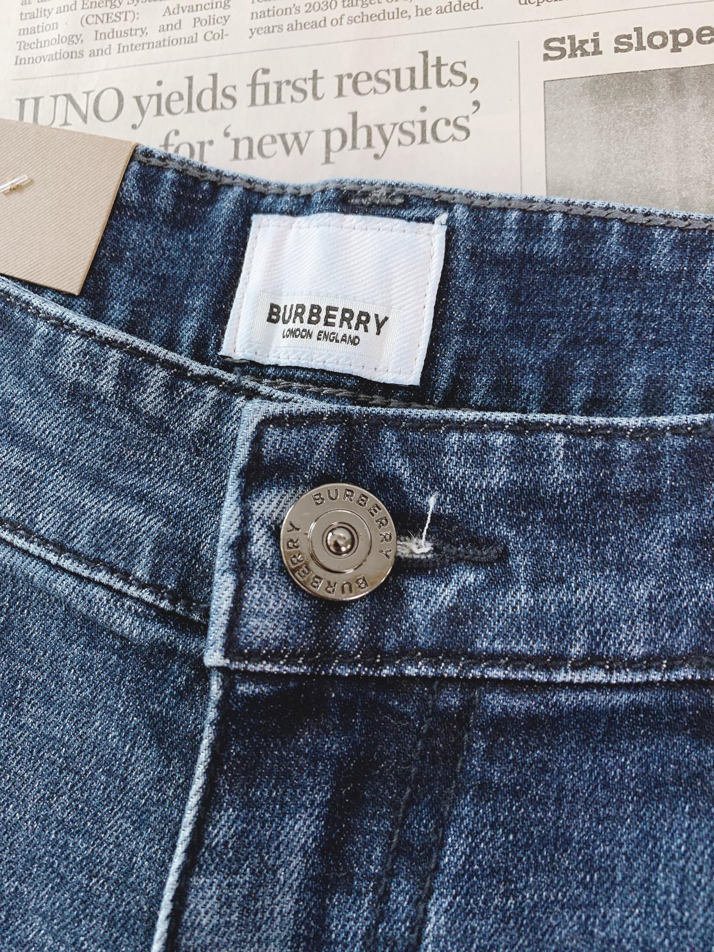Burberry 巴宝莉 2026FW早秋新品 战马印花牛仔裤👖 复古水洗蓝调牛仔,石洗做旧带出自然落色效果,质感直接拉 Burberry 巴宝莉 2026FW早秋新品 战马印花牛仔裤👖 复古水洗蓝调牛仔,石洗做旧带出自然落色效果,质感直接拉