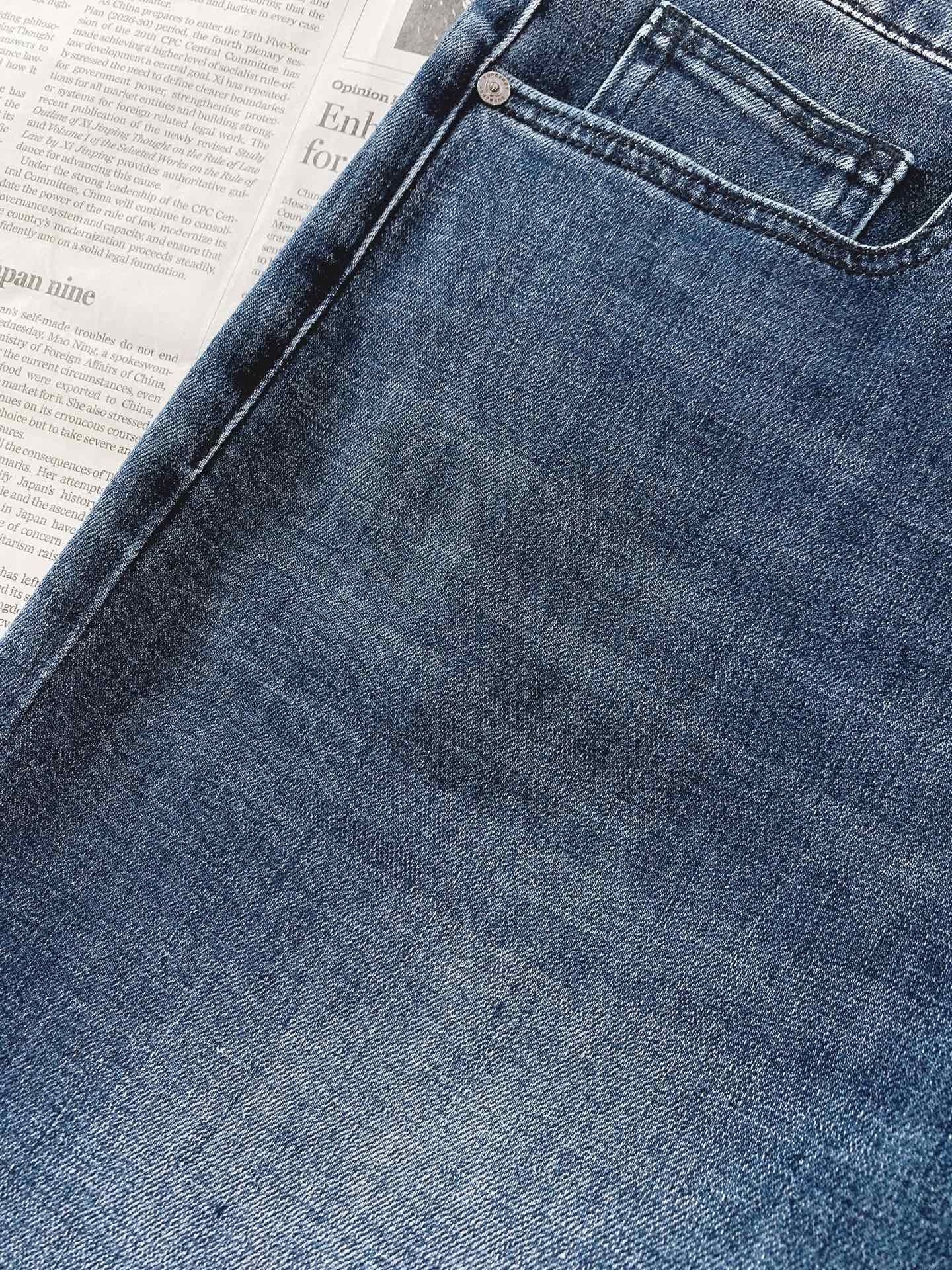 Burberry 巴宝莉 2026FW早秋新品 战马印花牛仔裤👖 复古水洗蓝调牛仔,石洗做旧带出自然落色效果,质感直接拉 Burberry 巴宝莉 2026FW早秋新品 战马印花牛仔裤👖 复古水洗蓝调牛仔,石洗做旧带出自然落色效果,质感直接拉