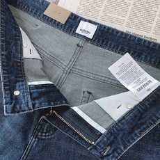 Burberry 巴宝莉 2026FW早秋新品 战马印花牛仔裤👖 复古水洗蓝调牛仔,石洗做旧带出自然落色效果,质感直接拉 Burberry 巴宝莉 2026FW早秋新品 战马印花牛仔裤👖 复古水洗蓝调牛仔,石洗做旧带出自然落色效果,质感直接拉