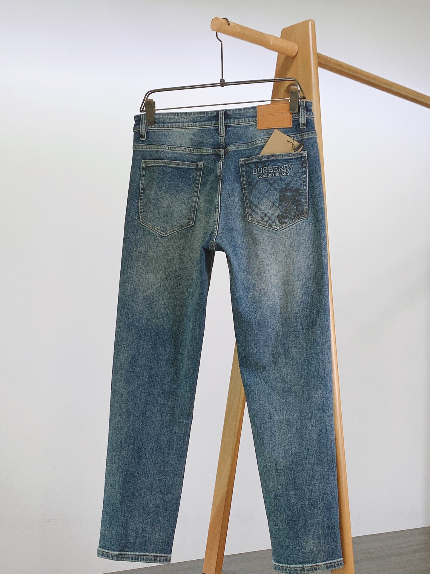 Burberry 巴宝莉 2026FW早秋新品 复古水洗牛仔裤👖 重磅牛仔面料,专属石洗做旧水洗,复古蓝调氛围感直接拉满 Burberry 巴宝莉 2026FW早秋新品 复古水洗牛仔裤👖 重磅牛仔面料,专属石洗做旧水洗,复古蓝调氛围感直接拉满