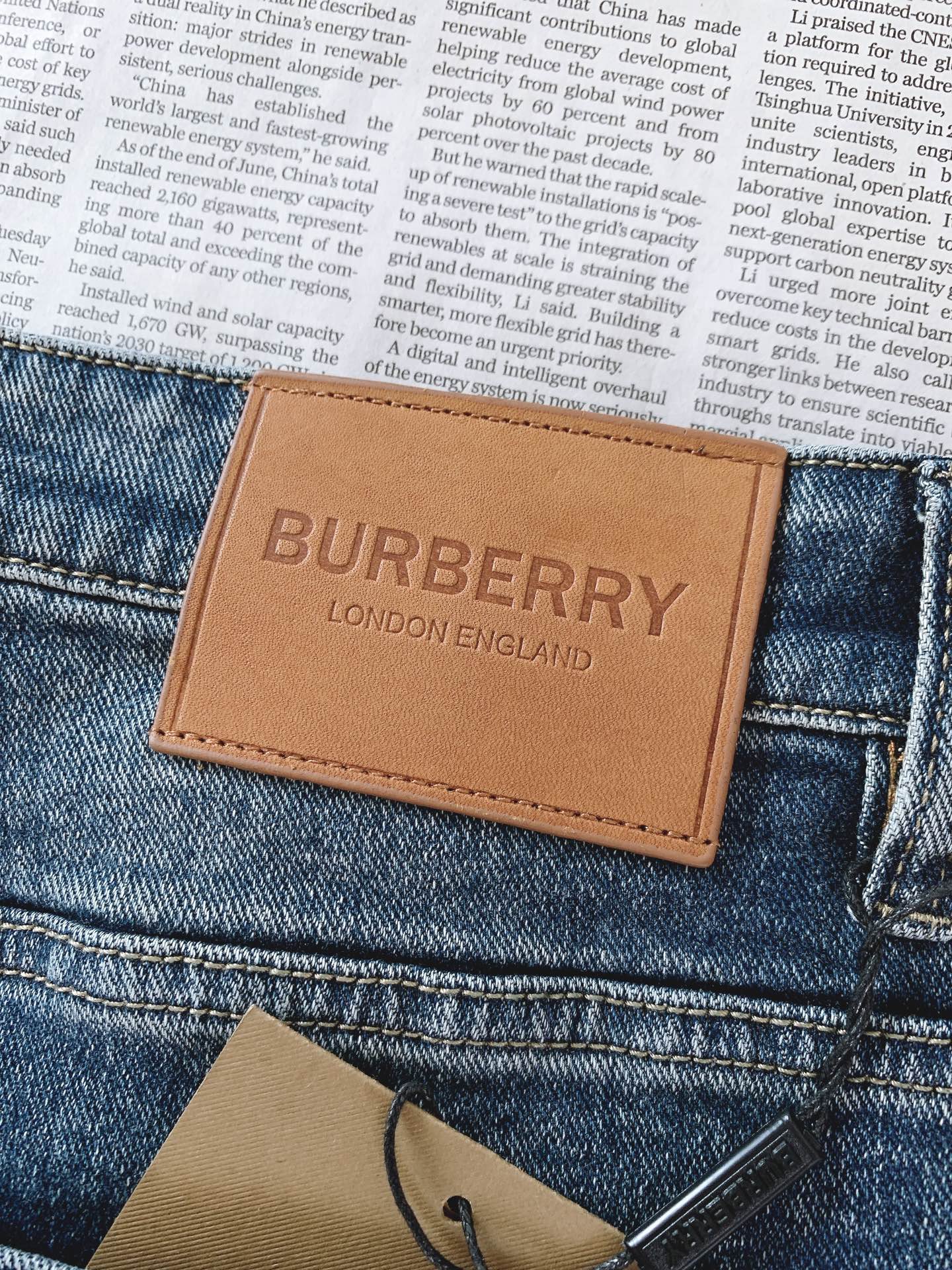Burberry 巴宝莉 2026FW早秋新品 复古水洗牛仔裤👖 重磅牛仔面料,专属石洗做旧水洗,复古蓝调氛围感直接拉满 Burberry 巴宝莉 2026FW早秋新品 复古水洗牛仔裤👖 重磅牛仔面料,专属石洗做旧水洗,复古蓝调氛围感直接拉满