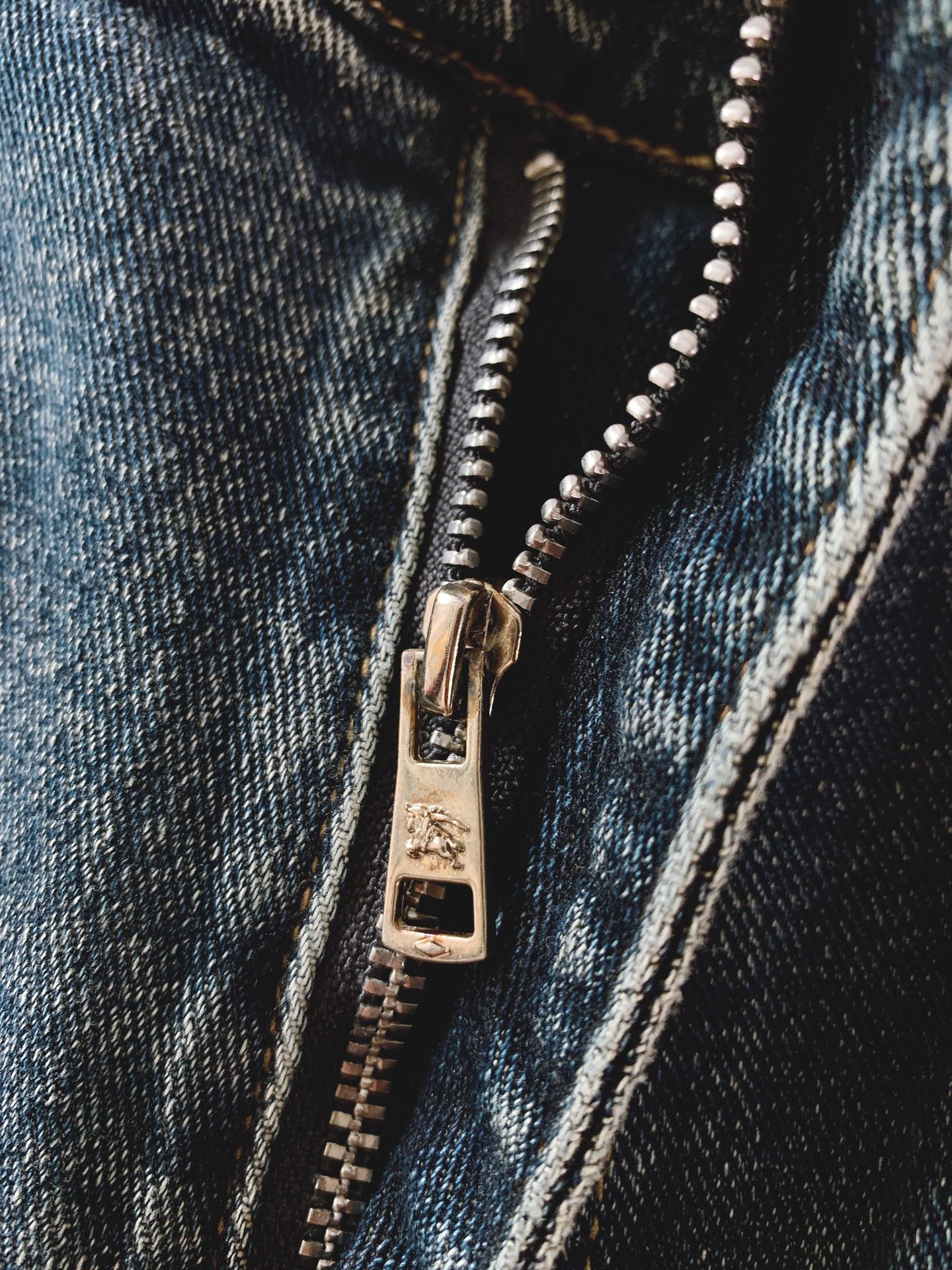 Burberry 巴宝莉 2026FW早秋新品 复古水洗牛仔裤👖 重磅牛仔面料,专属石洗做旧水洗,复古蓝调氛围感直接拉满 Burberry 巴宝莉 2026FW早秋新品 复古水洗牛仔裤👖 重磅牛仔面料,专属石洗做旧水洗,复古蓝调氛围感直接拉满