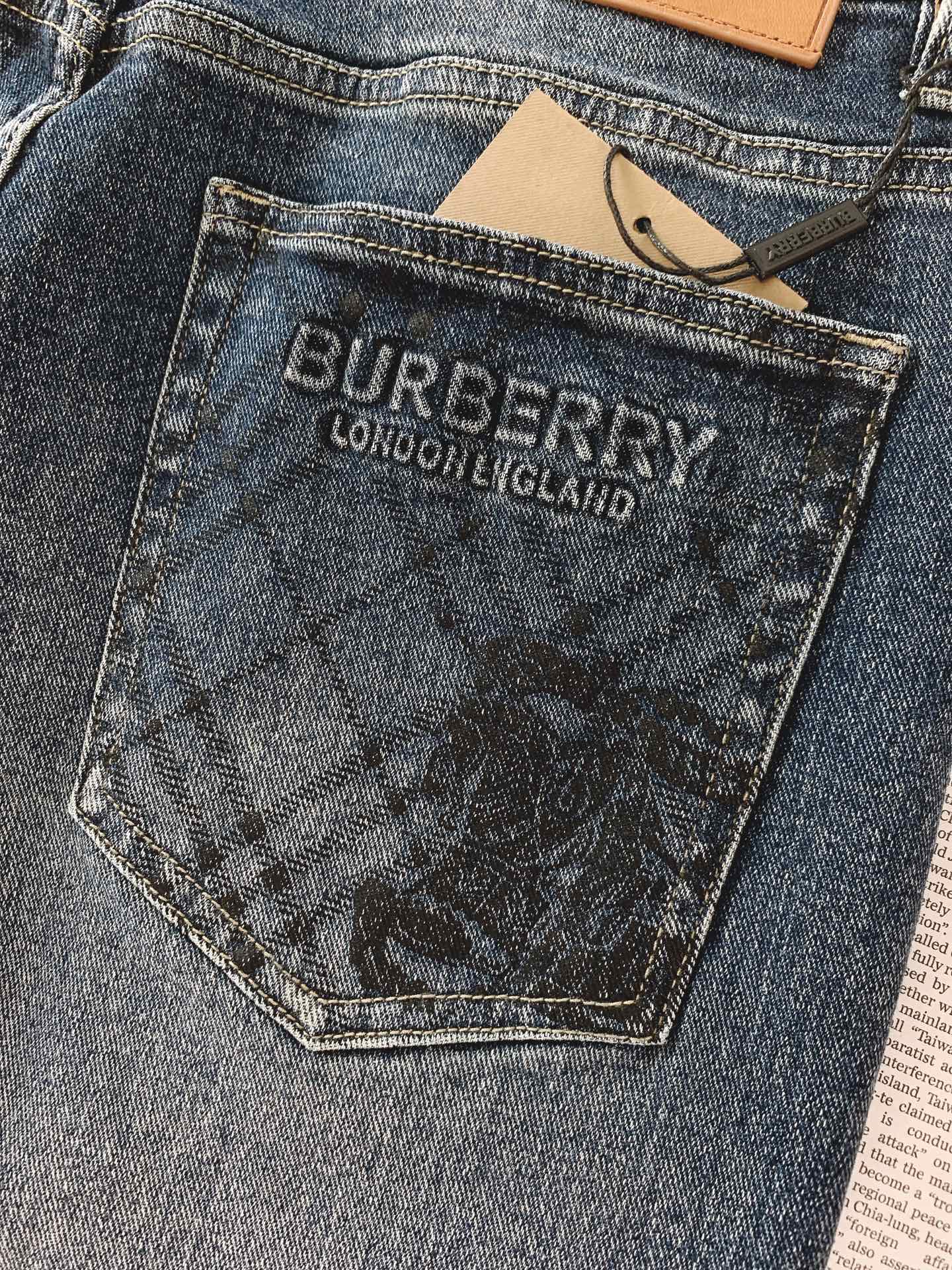 Burberry 巴宝莉 2026FW早秋新品 复古水洗牛仔裤👖 重磅牛仔面料,专属石洗做旧水洗,复古蓝调氛围感直接拉满 Burberry 巴宝莉 2026FW早秋新品 复古水洗牛仔裤👖 重磅牛仔面料,专属石洗做旧水洗,复古蓝调氛围感直接拉满