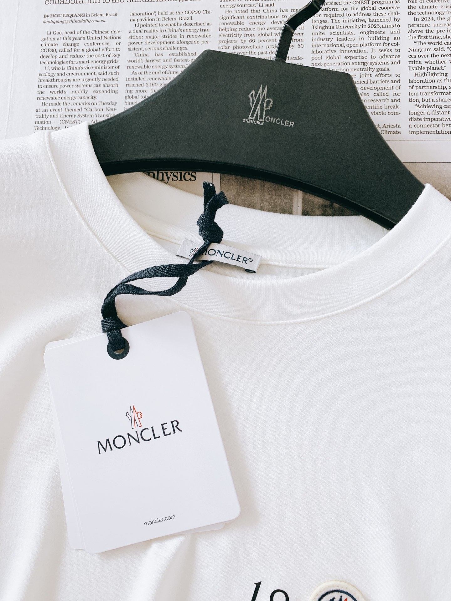 Moncler 蒙口 2026FW早秋新品 经典长袖打底长袖T恤 永不过时的轻奢基础款,一件解锁N种穿搭方式。 优质长绒 Moncler 蒙口 2026FW早秋新品 经典长袖打底长袖T恤 永不过时的轻奢基础款,一件解锁N种穿搭方式。 优质长绒