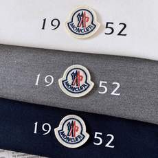 Moncler 蒙口 2026FW早秋新品 19‑52纪念款长袖打底衫 一件承包你多季穿搭的万能单品 高支软糯面料,上手 Moncler 蒙口 2026FW早秋新品 19‑52纪念款长袖打底衫 一件承包你多季穿搭的万能单品 高支软糯面料,上手