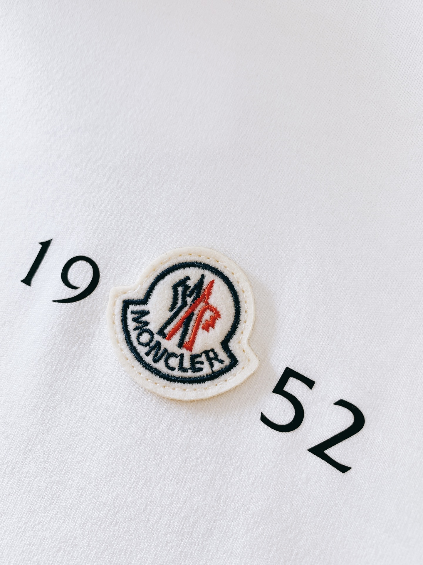 Moncler 蒙口 2026FW早秋新品 经典长袖打底长袖T恤 永不过时的轻奢基础款,一件解锁N种穿搭方式。 优质长绒 Moncler 蒙口 2026FW早秋新品 经典长袖打底长袖T恤 永不过时的轻奢基础款,一件解锁N种穿搭方式。 优质长绒