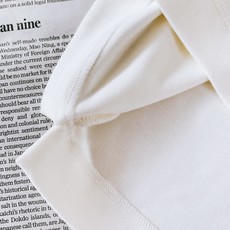 Moncler 蒙口 2026FW早秋新品 经典长袖打底长袖T恤 永不过时的轻奢基础款,一件解锁N种穿搭方式。 优质长绒 Moncler 蒙口 2026FW早秋新品 经典长袖打底长袖T恤 永不过时的轻奢基础款,一件解锁N种穿搭方式。 优质长绒