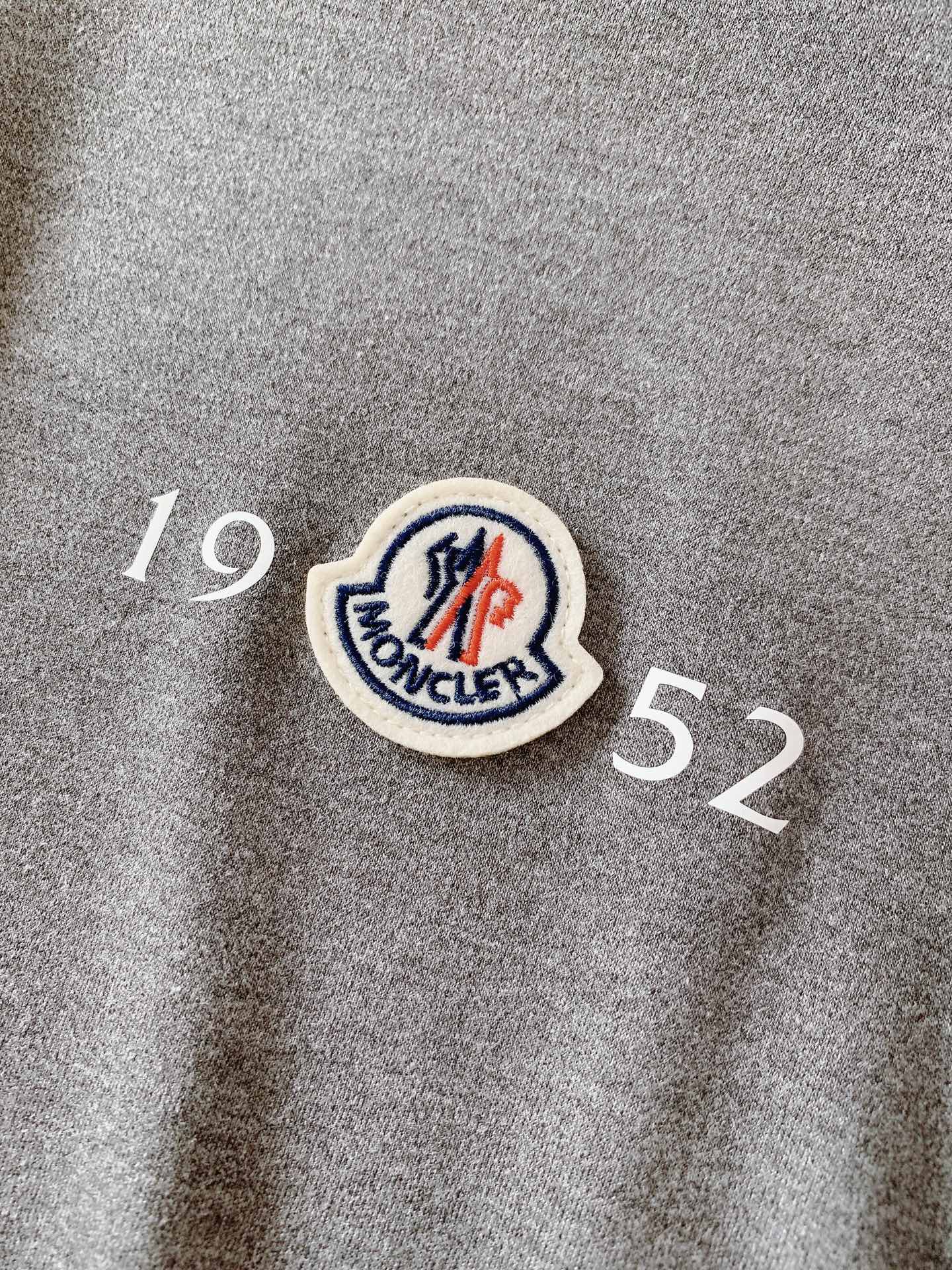 Moncler 蒙口 2026FW早秋新品 经典长袖打底长袖T恤 永不过时的轻奢基础款,一件解锁N种穿搭方式。 优质长绒 Moncler 蒙口 2026FW早秋新品 经典长袖打底长袖T恤 永不过时的轻奢基础款,一件解锁N种穿搭方式。 优质长绒