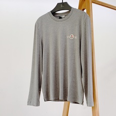 Moncler 蒙口 2026FW早秋新品 经典长袖打底长袖T恤 永不过时的轻奢基础款,一件解锁N种穿搭方式。 优质长绒 Moncler 蒙口 2026FW早秋新品 经典长袖打底长袖T恤 永不过时的轻奢基础款,一件解锁N种穿搭方式。 优质长绒