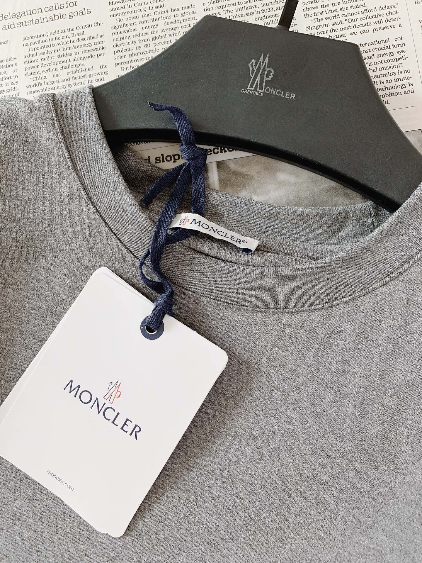Moncler 蒙口 2026FW早秋新品 经典长袖打底长袖T恤 永不过时的轻奢基础款,一件解锁N种穿搭方式。 优质长绒 Moncler 蒙口 2026FW早秋新品 经典长袖打底长袖T恤 永不过时的轻奢基础款,一件解锁N种穿搭方式。 优质长绒