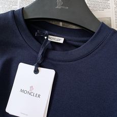 Moncler 蒙口 2026FW早秋新品 19‑52纪念款长袖打底衫 一件承包你多季穿搭的万能单品 高支软糯面料,上手 Moncler 蒙口 2026FW早秋新品 19‑52纪念款长袖打底衫 一件承包你多季穿搭的万能单品 高支软糯面料,上手