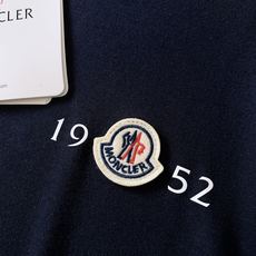 Moncler 蒙口 2026FW早秋新品 19‑52纪念款长袖打底衫 一件承包你多季穿搭的万能单品 高支软糯面料,上手 Moncler 蒙口 2026FW早秋新品 19‑52纪念款长袖打底衫 一件承包你多季穿搭的万能单品 高支软糯面料,上手