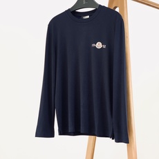 Moncler 蒙口 2026FW早秋新品 19‑52纪念款长袖打底衫 一件承包你多季穿搭的万能单品 高支软糯面料,上手 Moncler 蒙口 2026FW早秋新品 19‑52纪念款长袖打底衫 一件承包你多季穿搭的万能单品 高支软糯面料,上手