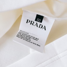 Prada 普拉达 2026FW早秋新品 经典长袖打底长袖T恤 永不过时的轻奢基础款,一件解锁N种穿搭方式。 优质长绒棉 Prada 普拉达 2026FW早秋新品 经典长袖打底长袖T恤 永不过时的轻奢基础款,一件解锁N种穿搭方式。 优质长绒棉