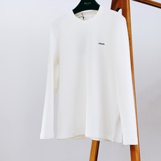 Prada 普拉达 2026FW早秋新品 经典长袖打底长袖T恤 永不过时的轻奢基础款,一件解锁N种穿搭方式。 优质长绒棉 Prada 普拉达 2026FW早秋新品 经典长袖打底长袖T恤 永不过时的轻奢基础款,一件解锁N种穿搭方式。 优质长绒棉