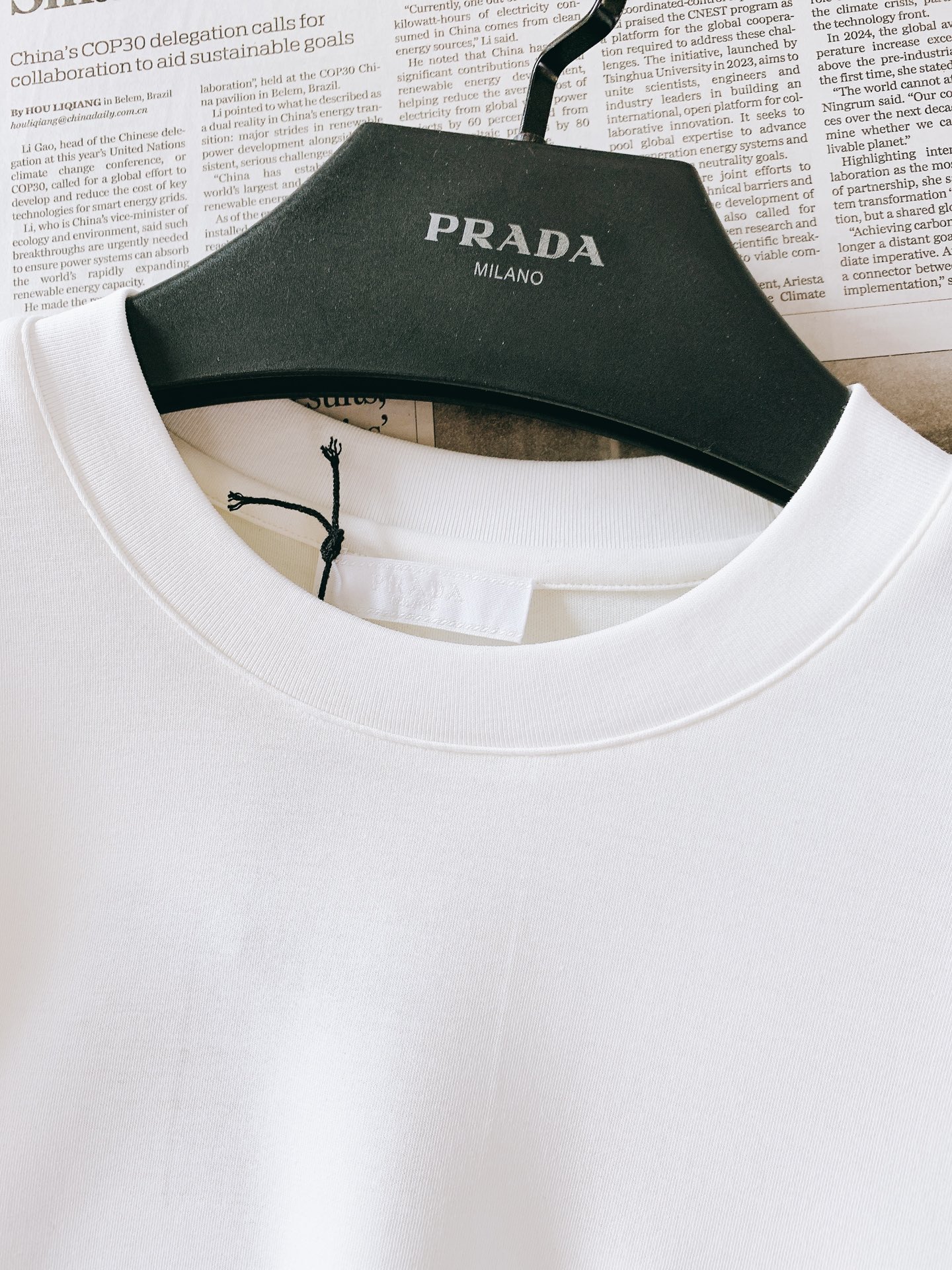 Prada 普拉达 2026FW早秋新品 经典长袖打底长袖T恤 永不过时的轻奢基础款,一件解锁N种穿搭方式。 优质长绒棉 Prada 普拉达 2026FW早秋新品 经典长袖打底长袖T恤 永不过时的轻奢基础款,一件解锁N种穿搭方式。 优质长绒棉