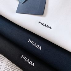Prada 普拉达 2026FW早秋新品 经典长袖打底长袖T恤 永不过时的轻奢基础款,一件解锁N种穿搭方式。 优质长绒棉 Prada 普拉达 2026FW早秋新品 经典长袖打底长袖T恤 永不过时的轻奢基础款,一件解锁N种穿搭方式。 优质长绒棉