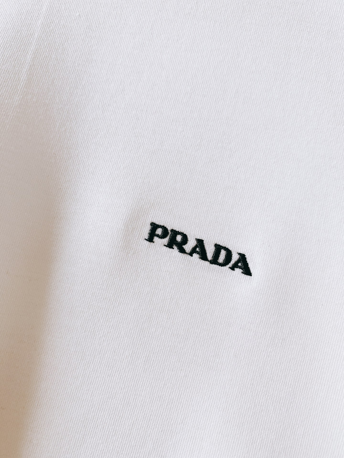 Prada 普拉达 2026FW早秋新品 经典长袖打底长袖T恤 永不过时的轻奢基础款,一件解锁N种穿搭方式。 优质长绒棉 Prada 普拉达 2026FW早秋新品 经典长袖打底长袖T恤 永不过时的轻奢基础款,一件解锁N种穿搭方式。 优质长绒棉