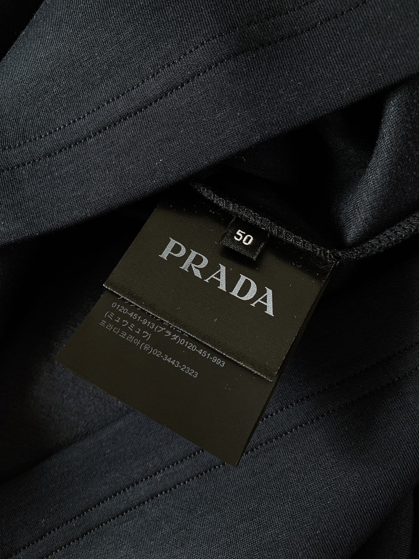 Prada 普拉达 2026FW早秋新品 经典长袖打底长袖T恤 永不过时的轻奢基础款,一件解锁N种穿搭方式。 优质长绒棉 Prada 普拉达 2026FW早秋新品 经典长袖打底长袖T恤 永不过时的轻奢基础款,一件解锁N种穿搭方式。 优质长绒棉