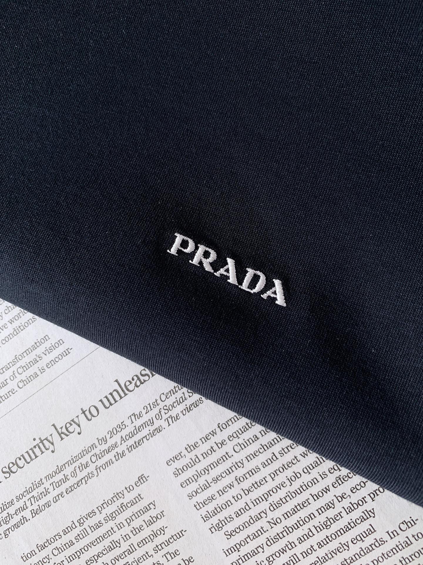 Prada 普拉达 2026FW早秋新品 经典长袖打底长袖T恤 永不过时的轻奢基础款,一件解锁N种穿搭方式。 优质长绒棉 Prada 普拉达 2026FW早秋新品 经典长袖打底长袖T恤 永不过时的轻奢基础款,一件解锁N种穿搭方式。 优质长绒棉