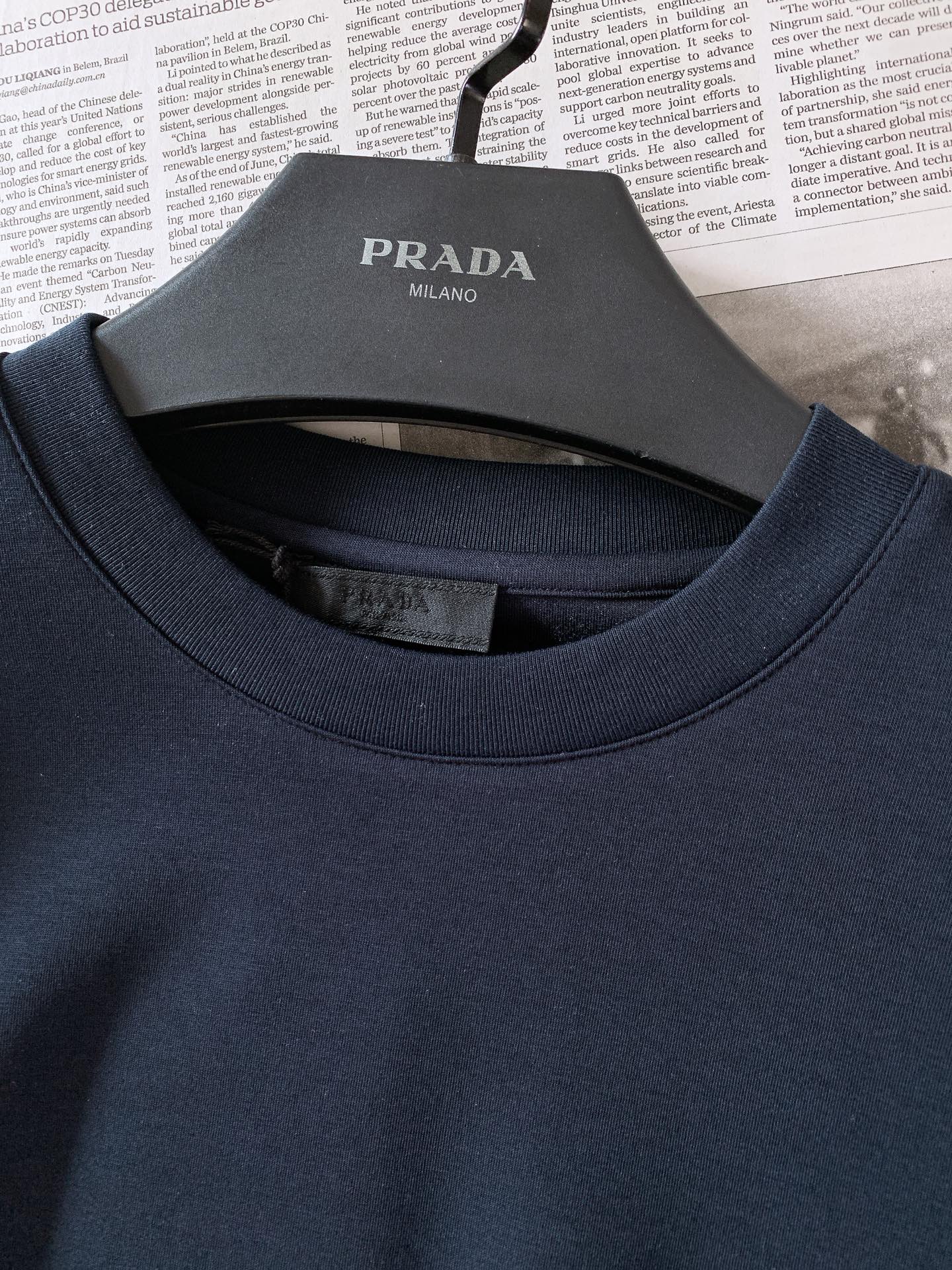 Prada 普拉达 2026FW早秋新品 经典长袖打底长袖T恤 永不过时的轻奢基础款,一件解锁N种穿搭方式。 优质长绒棉 Prada 普拉达 2026FW早秋新品 经典长袖打底长袖T恤 永不过时的轻奢基础款,一件解锁N种穿搭方式。 优质长绒棉