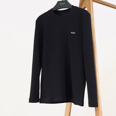Prada 普拉达 2026FW早秋新品 经典长袖打底长袖T恤 永不过时的轻奢基础款,一件解锁N种穿搭方式。 优质长绒棉 Prada 普拉达 2026FW早秋新品 经典长袖打底长袖T恤 永不过时的轻奢基础款,一件解锁N种穿搭方式。 优质长绒棉