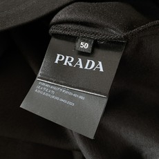 Prada 普拉达 2026FW早秋新品 经典长袖打底长袖T恤 永不过时的轻奢基础款,一件解锁N种穿搭方式。 优质长绒棉 Prada 普拉达 2026FW早秋新品 经典长袖打底长袖T恤 永不过时的轻奢基础款,一件解锁N种穿搭方式。 优质长绒棉