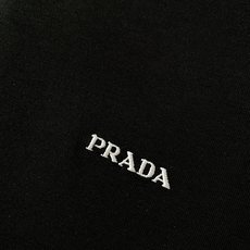 Prada 普拉达 2026FW早秋新品 经典长袖打底长袖T恤 永不过时的轻奢基础款,一件解锁N种穿搭方式。 优质长绒棉 Prada 普拉达 2026FW早秋新品 经典长袖打底长袖T恤 永不过时的轻奢基础款,一件解锁N种穿搭方式。 优质长绒棉