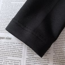 Prada 普拉达 2026FW早秋新品 经典长袖打底长袖T恤 永不过时的轻奢基础款,一件解锁N种穿搭方式。 优质长绒棉 Prada 普拉达 2026FW早秋新品 经典长袖打底长袖T恤 永不过时的轻奢基础款,一件解锁N种穿搭方式。 优质长绒棉