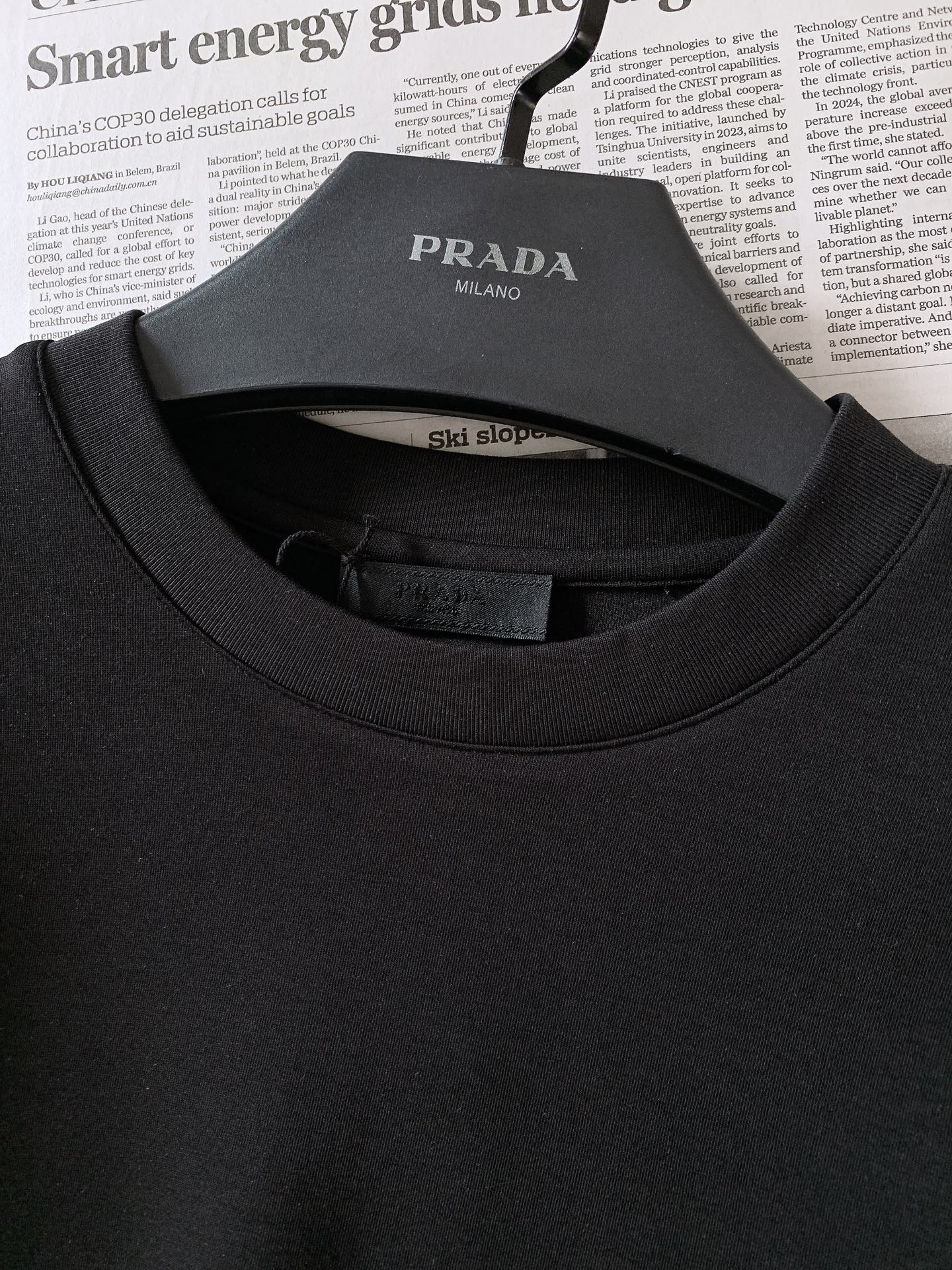 Prada 普拉达 2026FW早秋新品 经典长袖打底长袖T恤 永不过时的轻奢基础款,一件解锁N种穿搭方式。 优质长绒棉 Prada 普拉达 2026FW早秋新品 经典长袖打底长袖T恤 永不过时的轻奢基础款,一件解锁N种穿搭方式。 优质长绒棉