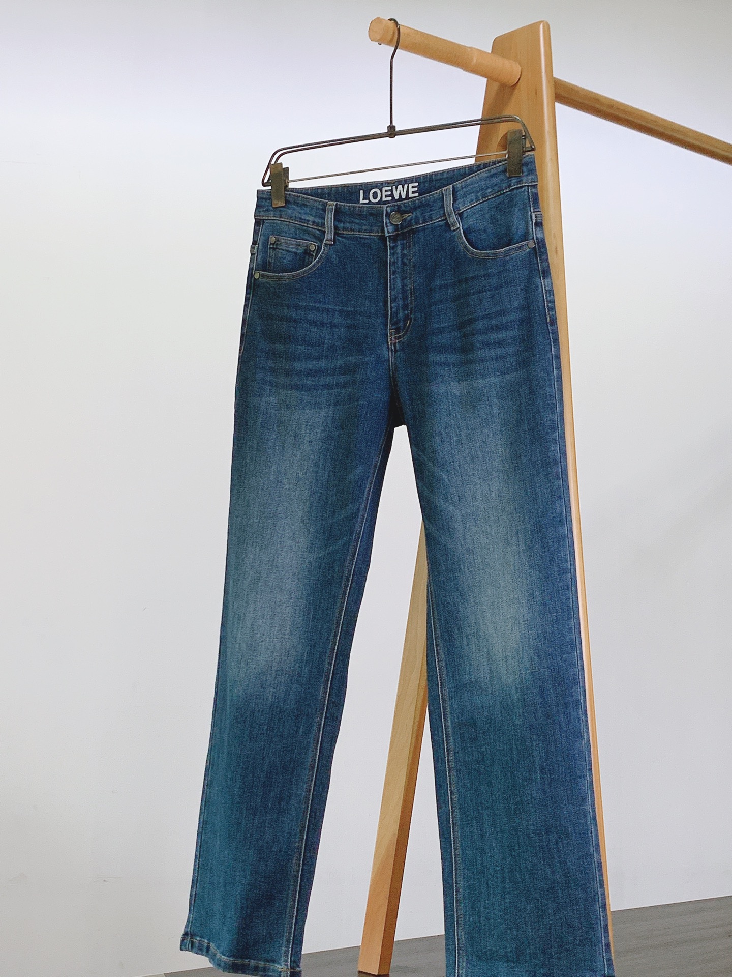 Loewe 罗意威 2026FW早秋新品 水洗直筒牛仔裤👖 永不过时的经典丹宁,复古水洗蓝色调,氛围感拉满。 利落直筒剪 Loewe 罗意威 2026FW早秋新品 水洗直筒牛仔裤👖 永不过时的经典丹宁,复古水洗蓝色调,氛围感拉满。 利落直筒剪
