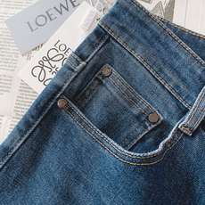 Loewe 罗意威 2026FW早秋新品 水洗直筒牛仔裤👖 永不过时的经典丹宁,复古水洗蓝色调,氛围感拉满。 利落直筒剪 Loewe 罗意威 2026FW早秋新品 水洗直筒牛仔裤👖 永不过时的经典丹宁,复古水洗蓝色调,氛围感拉满。 利落直筒剪