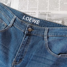 Loewe 罗意威 2026FW早秋新品 水洗直筒牛仔裤👖 永不过时的经典丹宁,复古水洗蓝色调,氛围感拉满。 利落直筒剪 Loewe 罗意威 2026FW早秋新品 水洗直筒牛仔裤👖 永不过时的经典丹宁,复古水洗蓝色调,氛围感拉满。 利落直筒剪