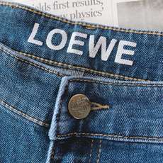 Loewe 罗意威 2026FW早秋新品 水洗直筒牛仔裤👖 永不过时的经典丹宁,复古水洗蓝色调,氛围感拉满。 利落直筒剪 Loewe 罗意威 2026FW早秋新品 水洗直筒牛仔裤👖 永不过时的经典丹宁,复古水洗蓝色调,氛围感拉满。 利落直筒剪