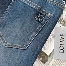Loewe 罗意威 2026FW早秋新品 水洗直筒牛仔裤👖 永不过时的经典丹宁,复古水洗蓝色调,氛围感拉满。 利落直筒剪 Loewe 罗意威 2026FW早秋新品 水洗直筒牛仔裤👖 永不过时的经典丹宁,复古水洗蓝色调,氛围感拉满。 利落直筒剪