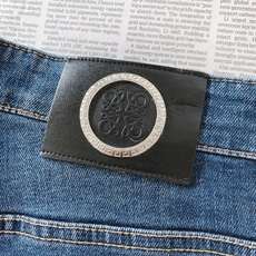 Loewe 罗意威 2026FW早秋新品 水洗直筒牛仔裤👖 永不过时的经典丹宁,复古水洗蓝色调,氛围感拉满。 利落直筒剪 Loewe 罗意威 2026FW早秋新品 水洗直筒牛仔裤👖 永不过时的经典丹宁,复古水洗蓝色调,氛围感拉满。 利落直筒剪