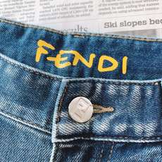 Fendi 芬迪 2026FW早秋新品 小怪兽系列复古牛仔裤 重磅水洗牛仔面料,复古蓝调做旧质感,上身垂感超棒。 腰头标 Fendi 芬迪 2026FW早秋新品 小怪兽系列复古牛仔裤 重磅水洗牛仔面料,复古蓝调做旧质感,上身垂感超棒。 腰头标