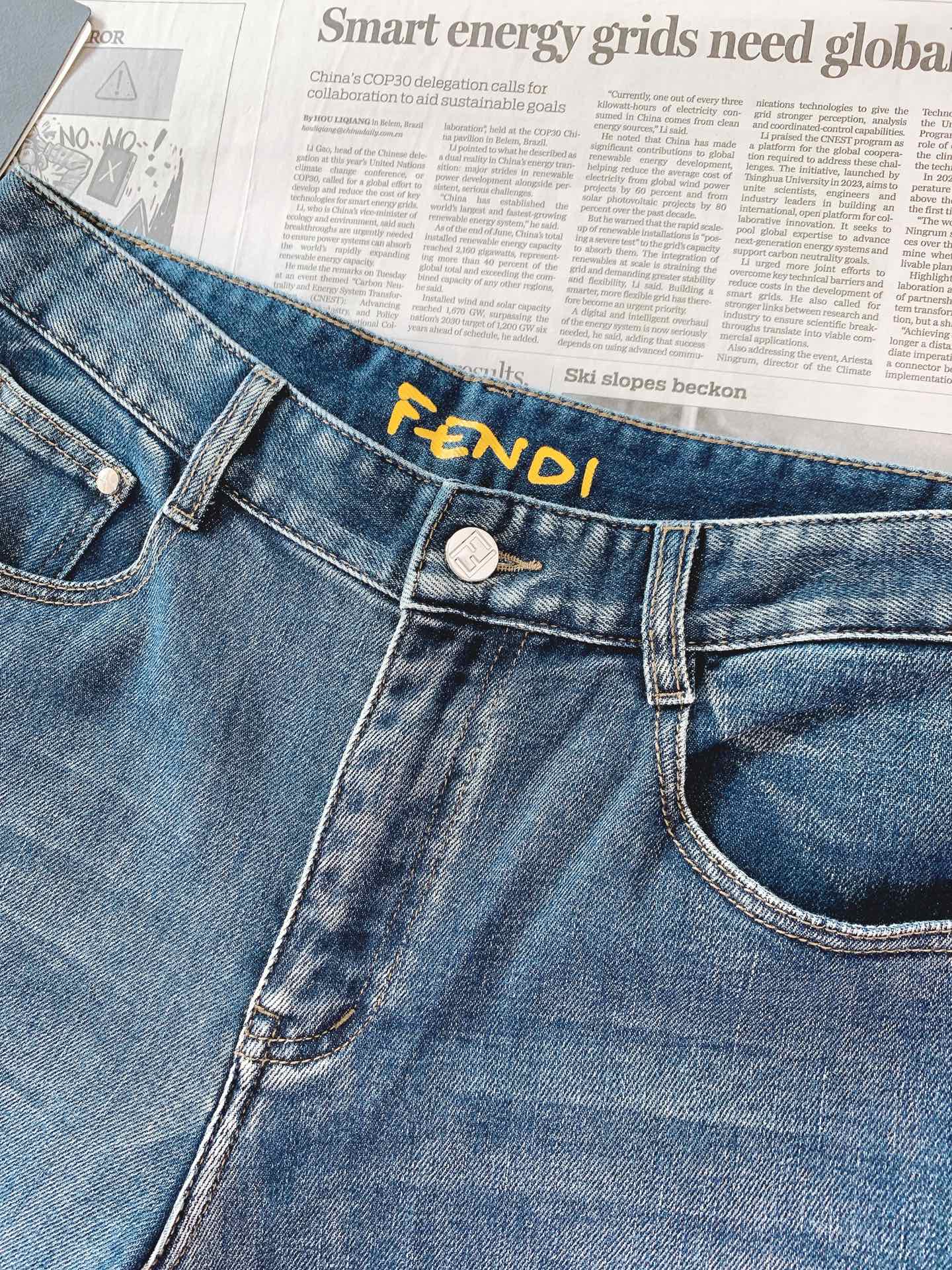 Fendi 芬迪 2026FW早秋新品 小怪兽系列复古牛仔裤 重磅水洗牛仔面料,复古蓝调做旧质感,上身垂感超棒。 腰头标 Fendi 芬迪 2026FW早秋新品 小怪兽系列复古牛仔裤 重磅水洗牛仔面料,复古蓝调做旧质感,上身垂感超棒。 腰头标
