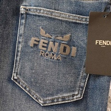Fendi 芬迪 2026FW早秋新品 小怪兽系列复古牛仔裤 重磅水洗牛仔面料,复古蓝调做旧质感,上身垂感超棒。 腰头标 Fendi 芬迪 2026FW早秋新品 小怪兽系列复古牛仔裤 重磅水洗牛仔面料,复古蓝调做旧质感,上身垂感超棒。 腰头标