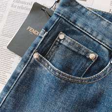 Fendi 芬迪 2026FW早秋新品 小怪兽系列复古牛仔裤 重磅水洗牛仔面料,复古蓝调做旧质感,上身垂感超棒。 腰头标 Fendi 芬迪 2026FW早秋新品 小怪兽系列复古牛仔裤 重磅水洗牛仔面料,复古蓝调做旧质感,上身垂感超棒。 腰头标