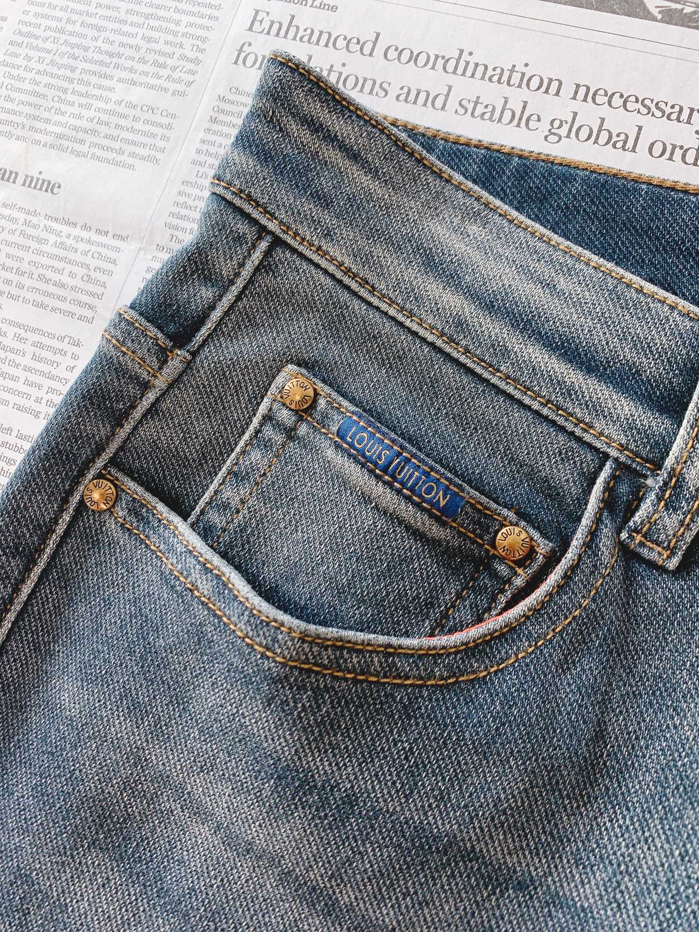 LouisVuitton 路易威登 2026FW早秋新品 复古刺绣直筒牛仔裤👖 重磅水洗牛仔面料,经过复古石洗工艺打磨, LouisVuitton 路易威登 2026FW早秋新品 复古刺绣直筒牛仔裤👖 重磅水洗牛仔面料,经过复古石洗工艺打磨,