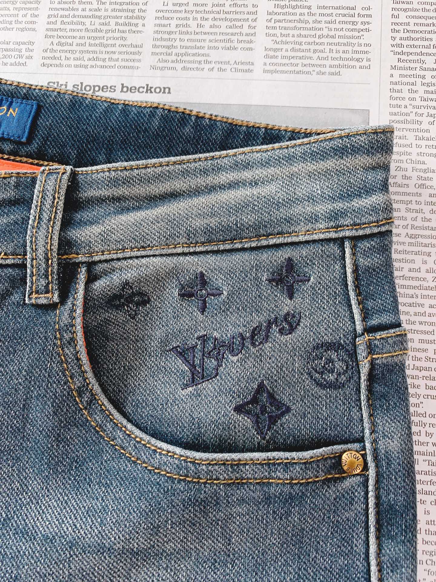 LouisVuitton 路易威登 2026FW早秋新品 复古刺绣直筒牛仔裤👖 重磅水洗牛仔面料,经过复古石洗工艺打磨, LouisVuitton 路易威登 2026FW早秋新品 复古刺绣直筒牛仔裤👖 重磅水洗牛仔面料,经过复古石洗工艺打磨,