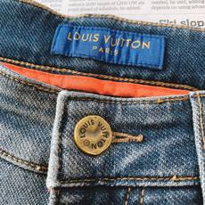 LouisVuitton 路易威登 2026FW早秋新品 复古刺绣直筒牛仔裤👖 重磅水洗牛仔面料,经过复古石洗工艺打磨, LouisVuitton 路易威登 2026FW早秋新品 复古刺绣直筒牛仔裤👖 重磅水洗牛仔面料,经过复古石洗工艺打磨,