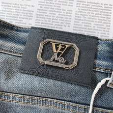 LouisVuitton 路易威登 2026FW早秋新品 复古刺绣直筒牛仔裤👖 重磅水洗牛仔面料,经过复古石洗工艺打磨, LouisVuitton 路易威登 2026FW早秋新品 复古刺绣直筒牛仔裤👖 重磅水洗牛仔面料,经过复古石洗工艺打磨,